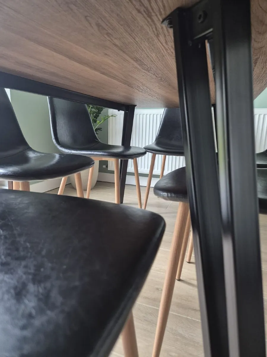 Table and chairs - Image 3