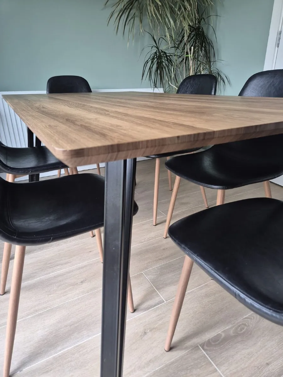 Table and chairs - Image 4
