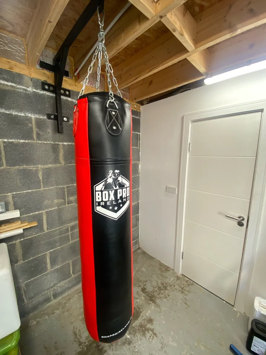 Premium boxing bag and bracket - Image 1