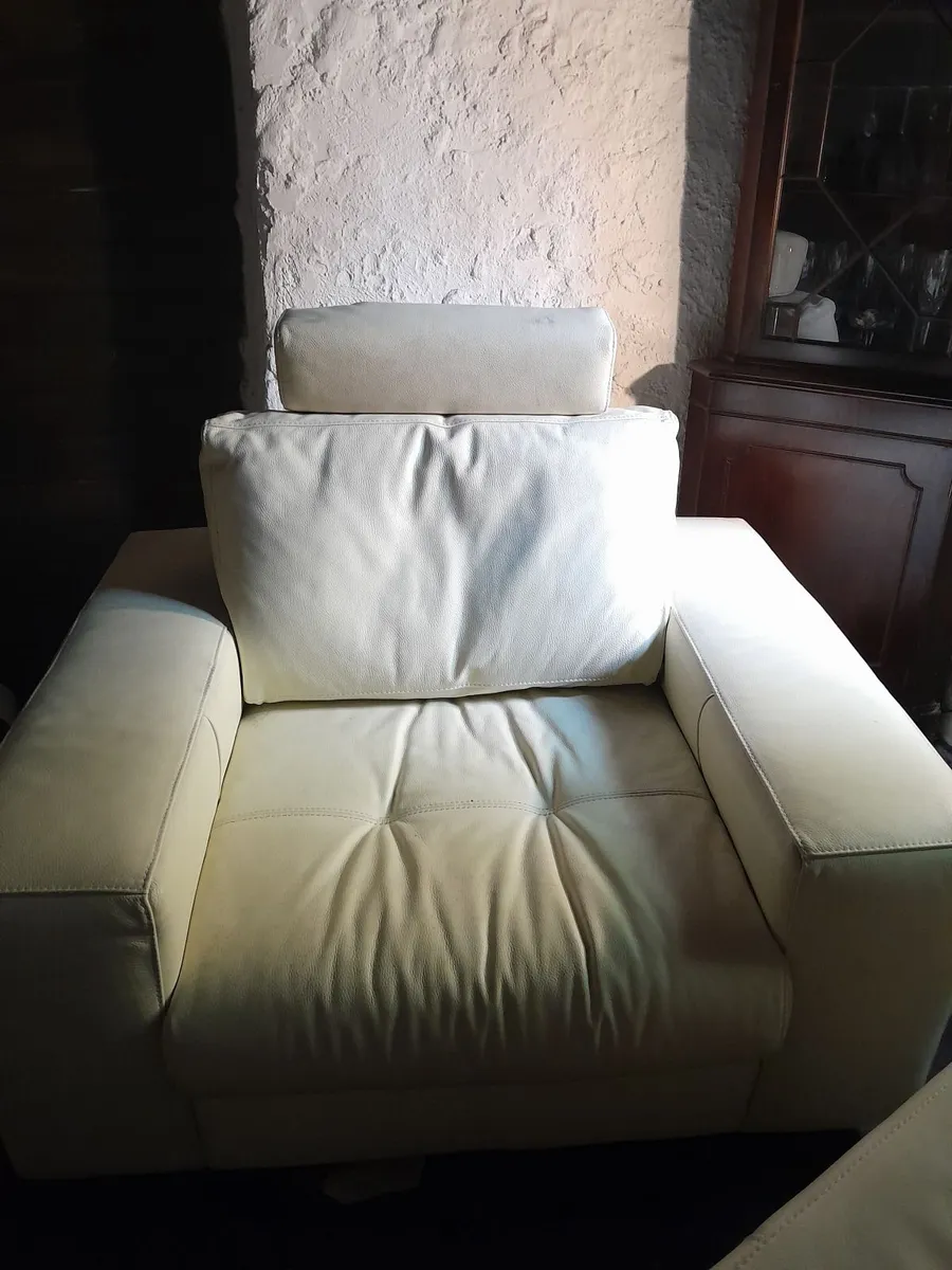 2 Cream leather armchairs and a matching  ottoman - Image 2