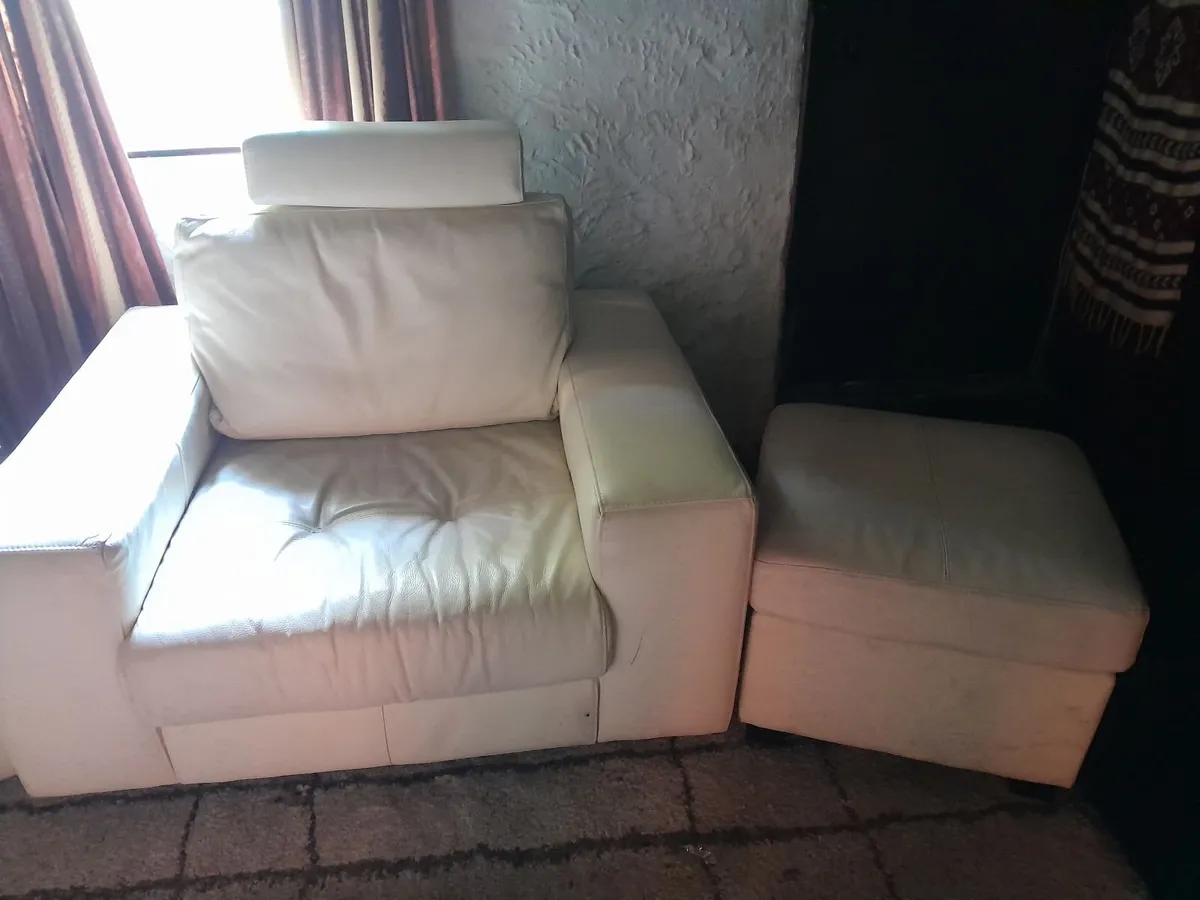 2 Cream leather armchairs and a matching  ottoman - Image 1