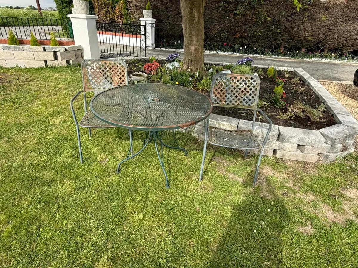 Garden table + chairs - Image 1