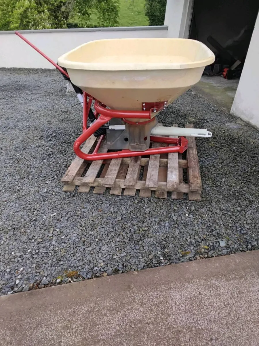 Vicon fertiliser sower - Image 3