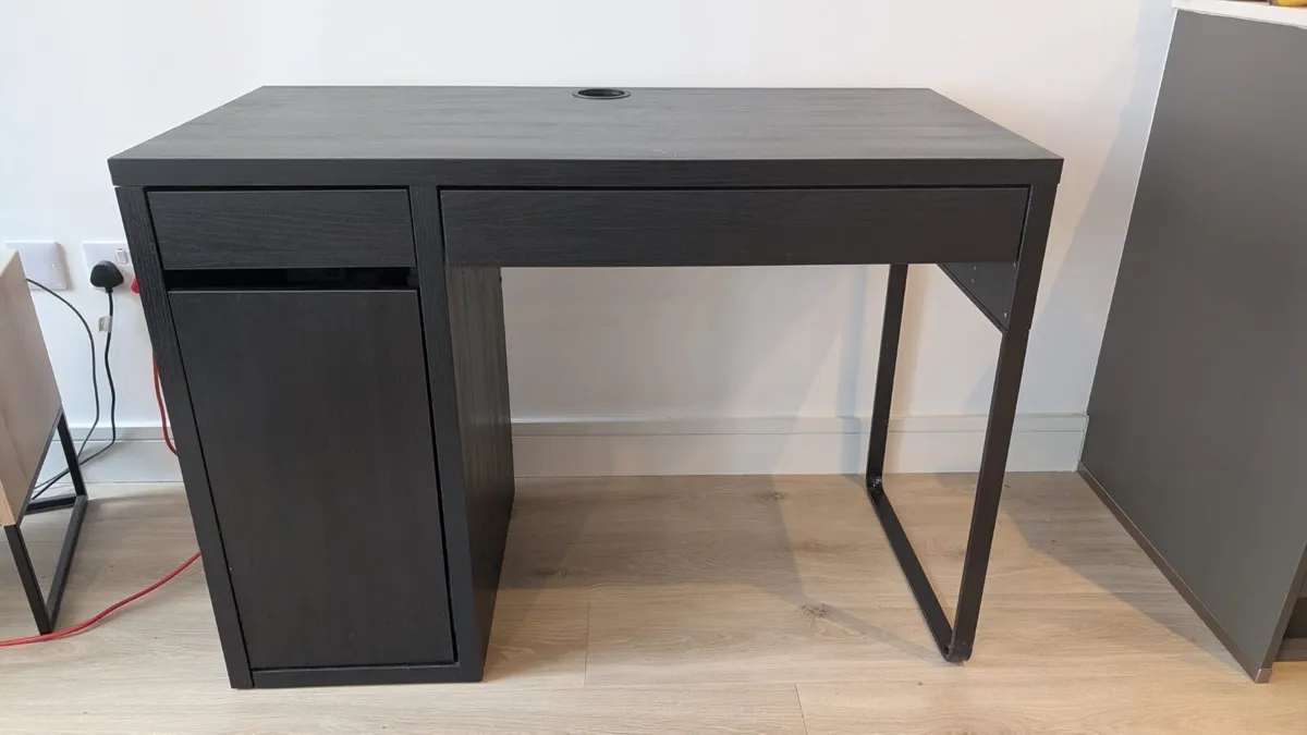 Wooden desk - Image 1