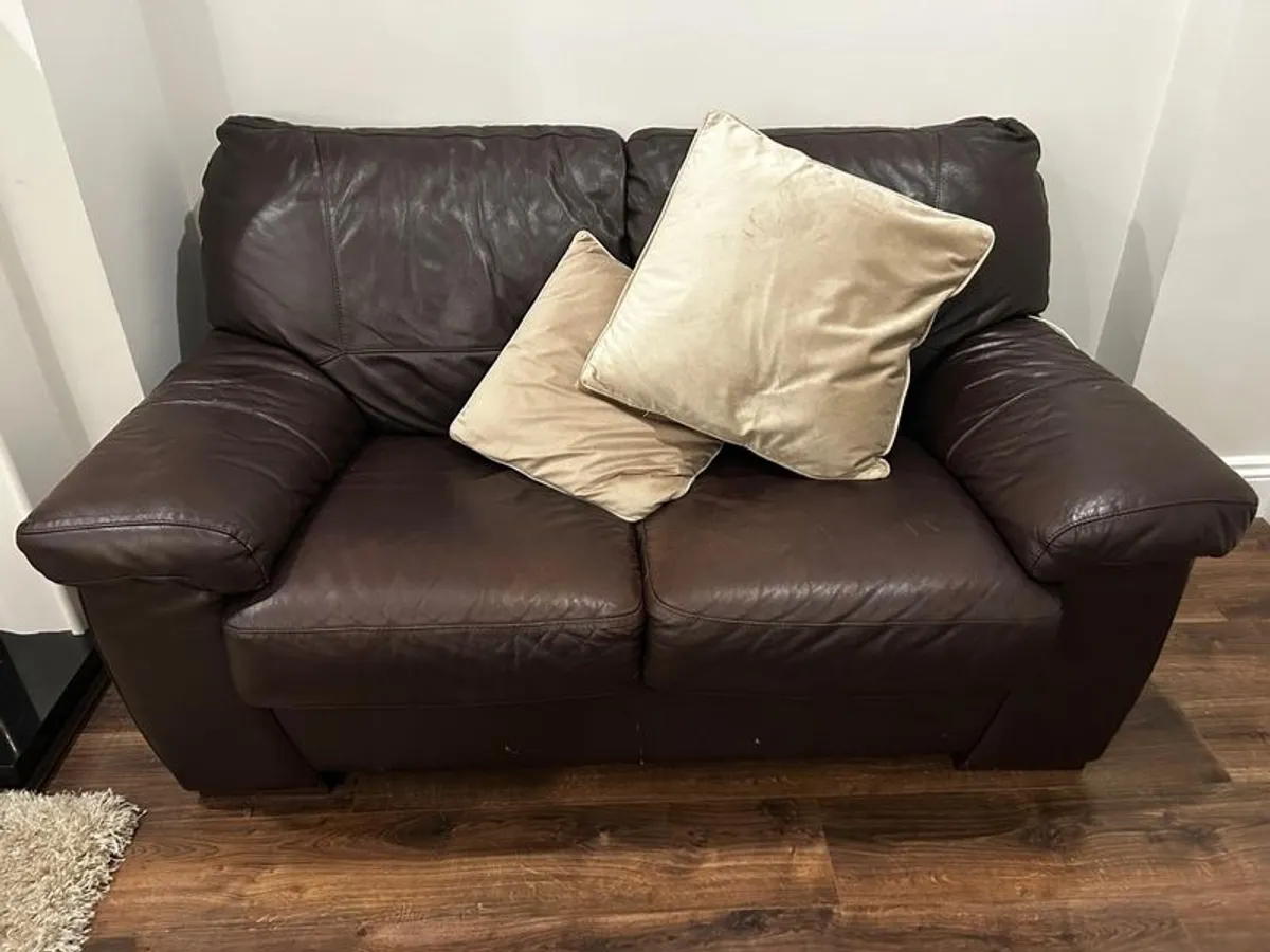 3 peice leather suire  with foot rest - Image 2