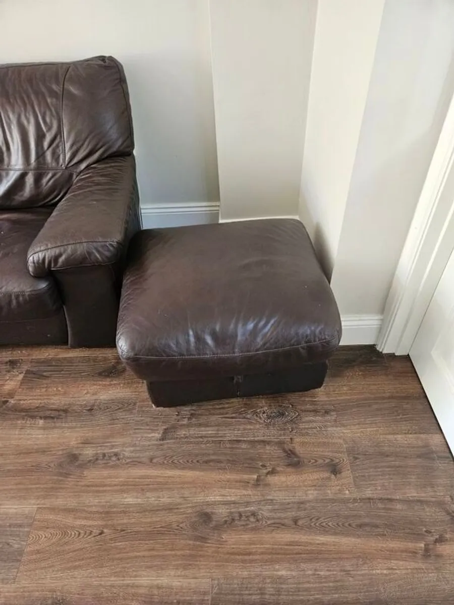 3 peice leather suire  with foot rest - Image 3