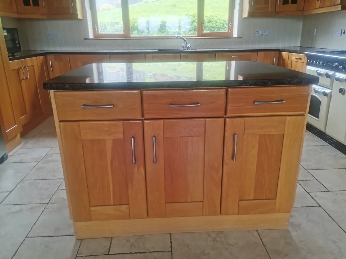 Solid oak shaker style kitchen and island - Image 3