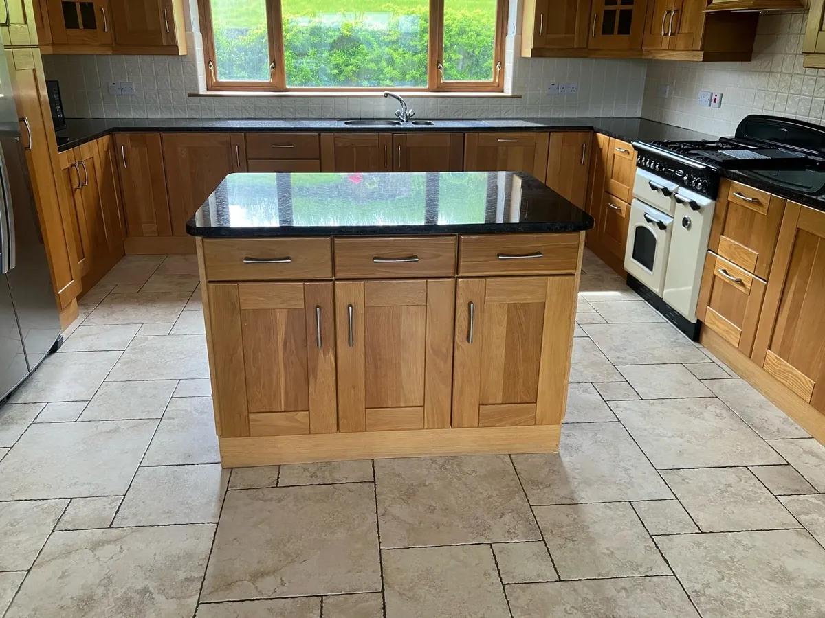 Solid oak shaker style kitchen and island - Image 4
