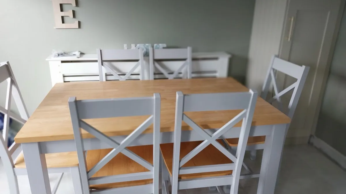 Kitchen table and chairs - Image 1
