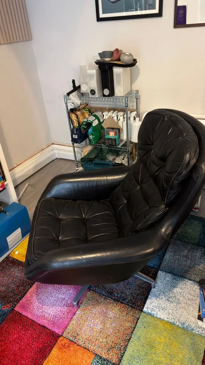 '80s Leather Swivel Armchair - Image 1
