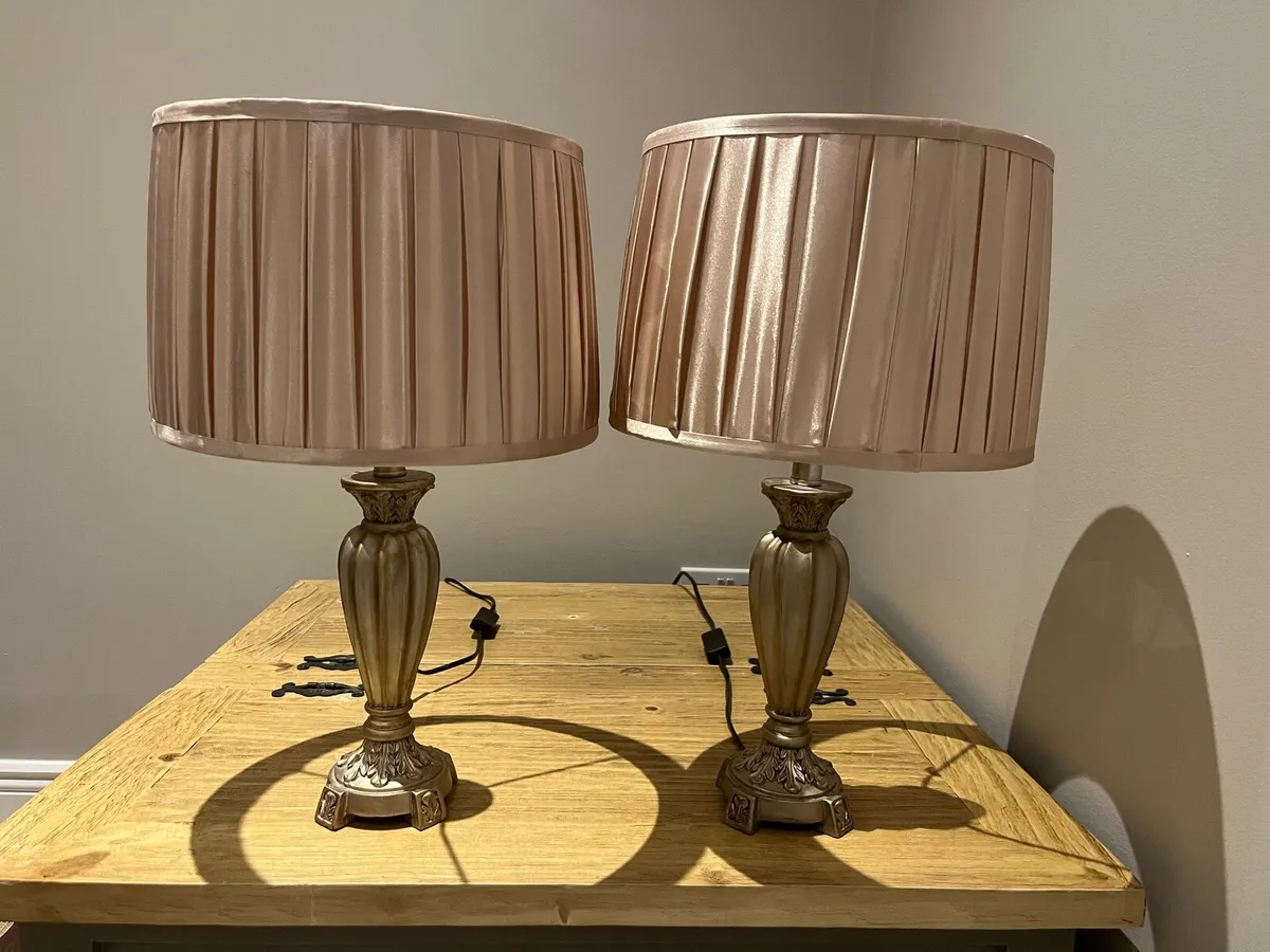 Matching pair of bedside or table lamps - Image 2