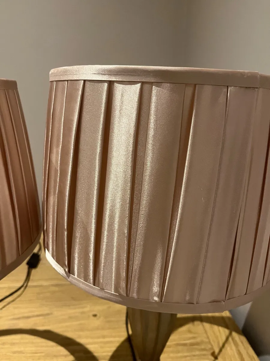 Matching pair of bedside or table lamps - Image 3