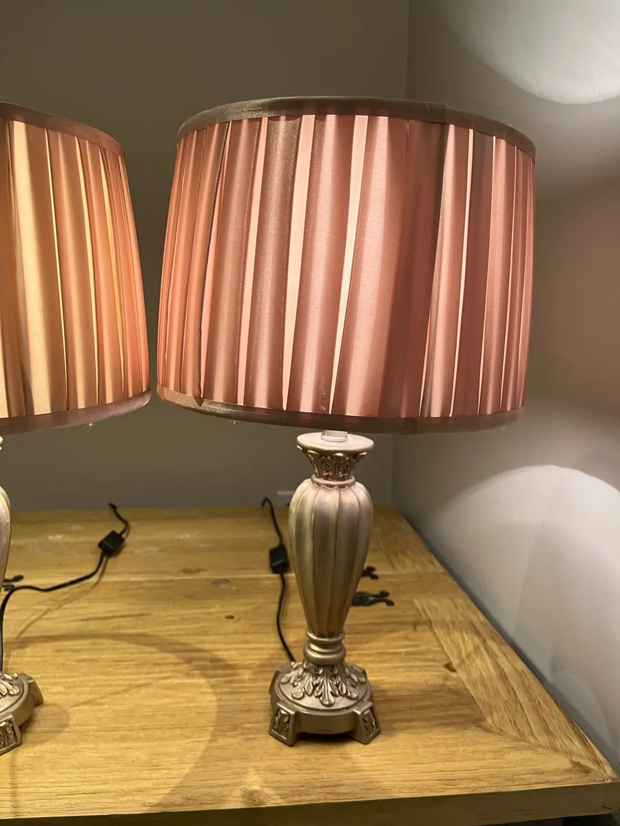 Matching pair of bedside or table lamps - Image 4