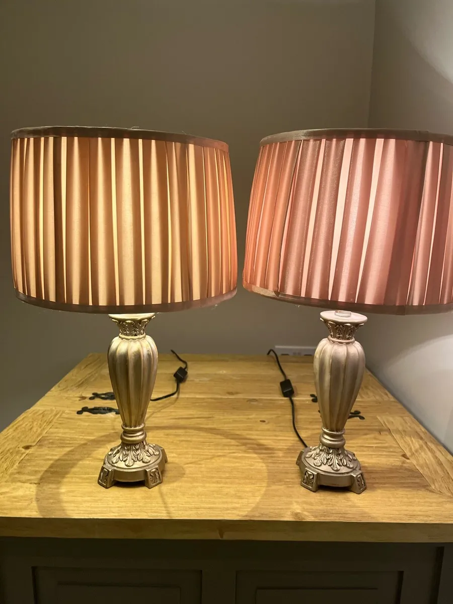 Matching pair of bedside or table lamps - Image 1