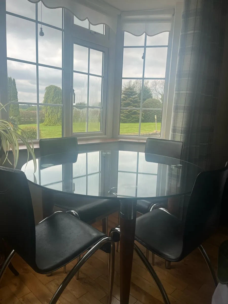 Table and chairs - Image 1