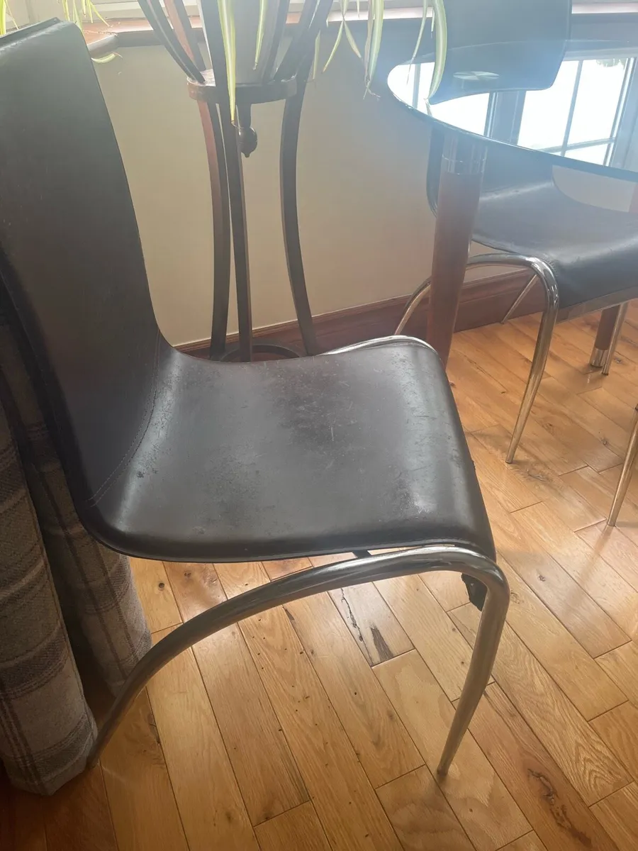 Table and chairs - Image 3