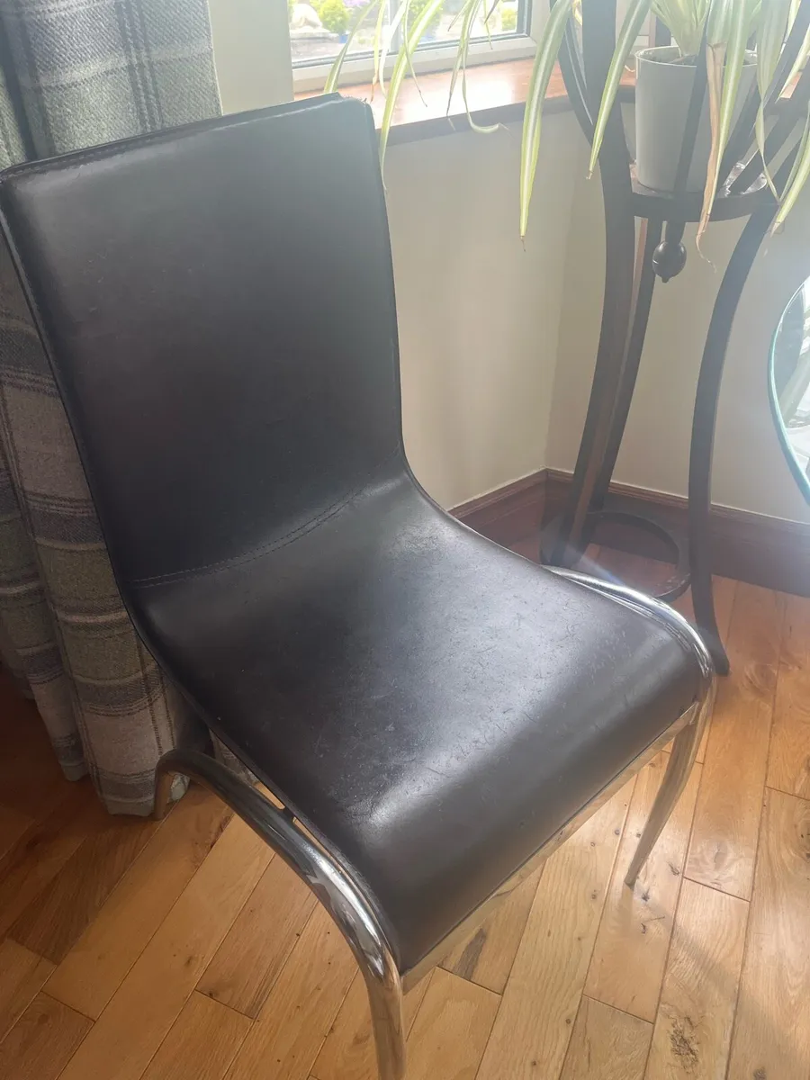 Table and chairs - Image 4