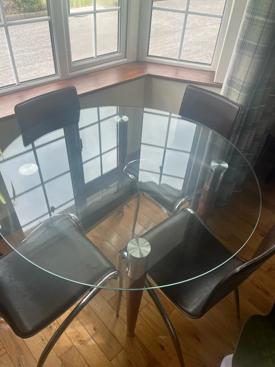Table and chairs - Image 2