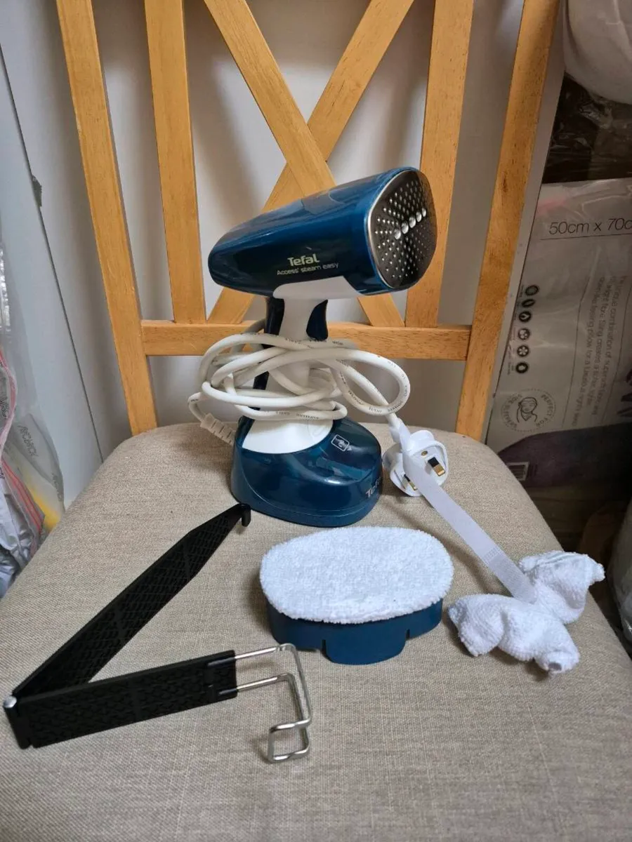 Clothes steamer - Image 1