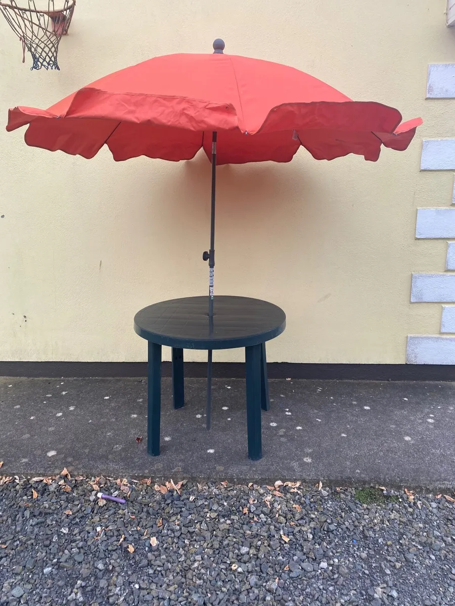 Garden table and parasol - Image 2