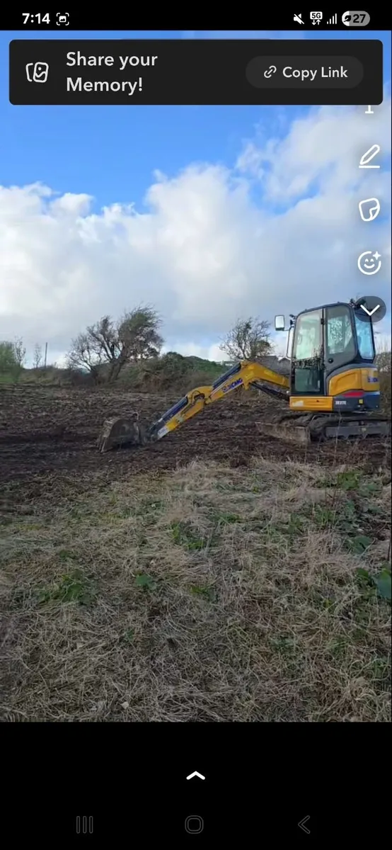 13t and 3t digger with driver - Image 1