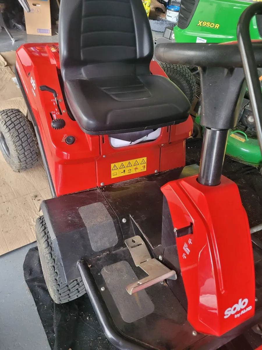 Lawnmower with mechanical brush - Image 2