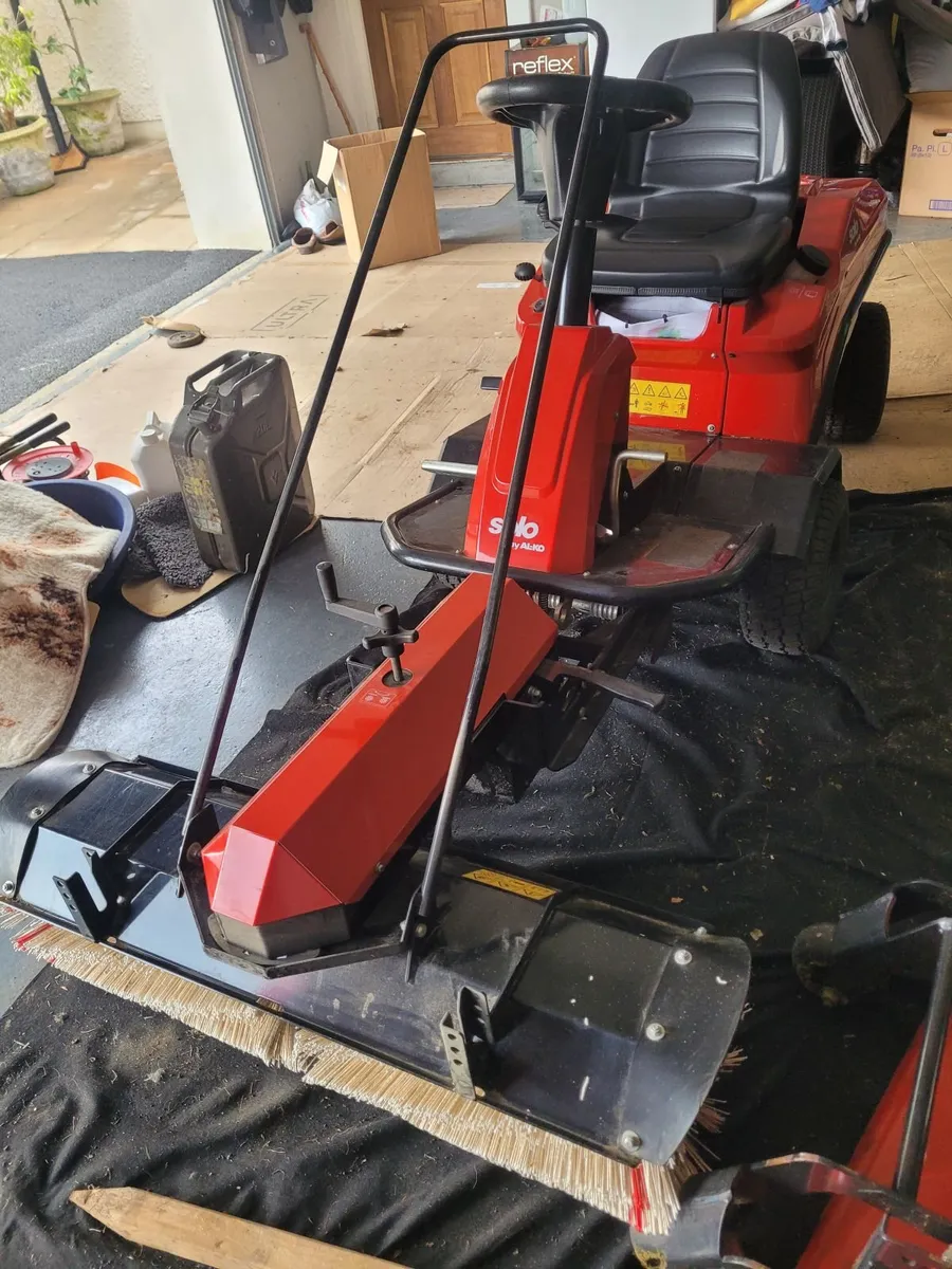 Lawnmower with mechanical brush - Image 4
