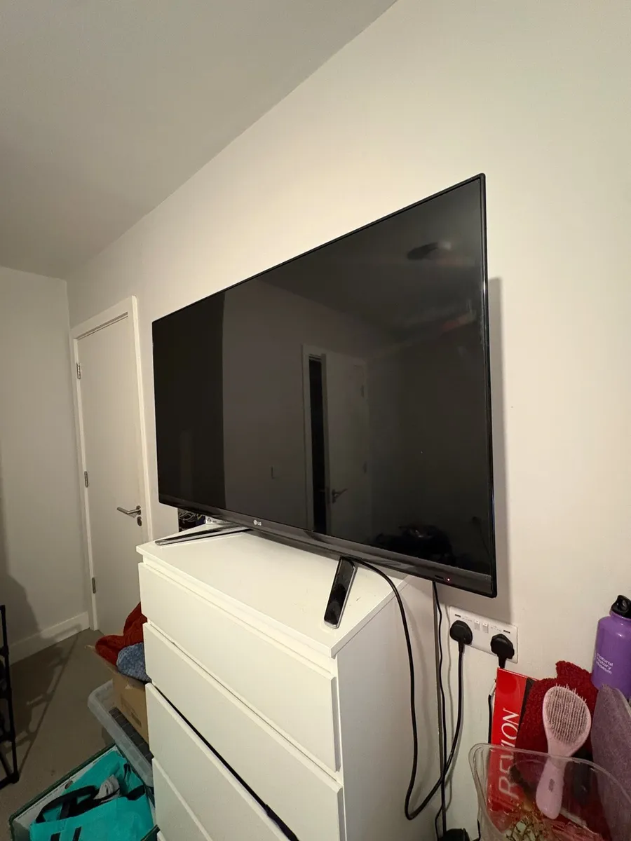 LG 47” TV – Fully Working - Image 1