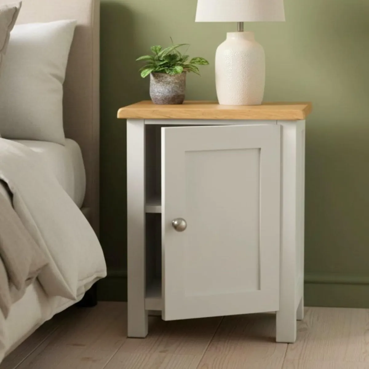 urniture 100% Oak Top Bedside Cabinet 1 Door - Image 1