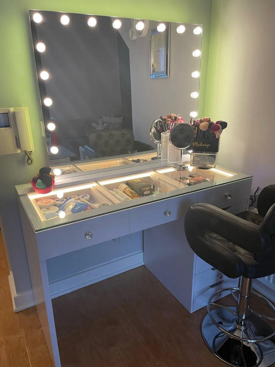 Vanity table with mirror and chair - Image 3