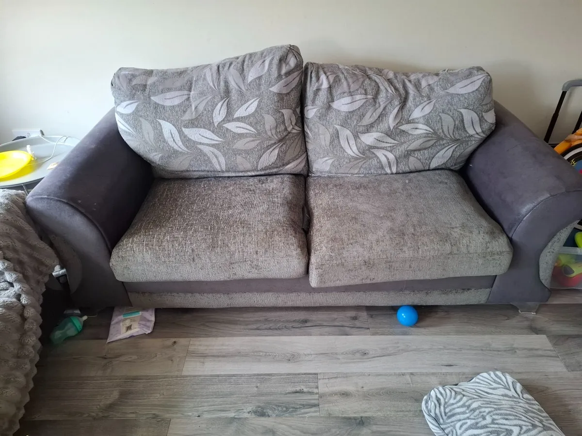 Suite of furniture - Image 1