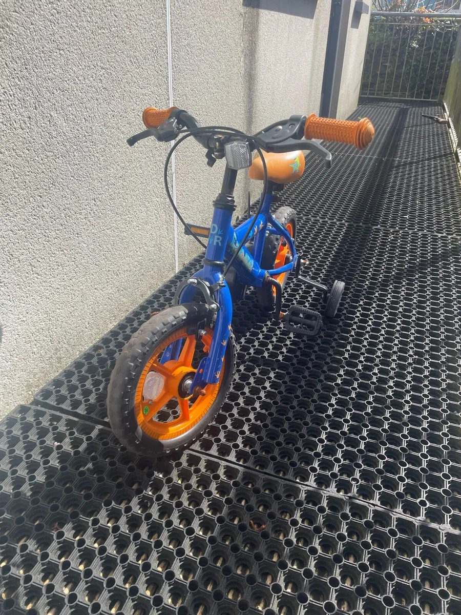 Dino bike with helmet - Image 1