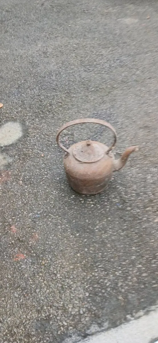 Cast iron kettle - Image 1