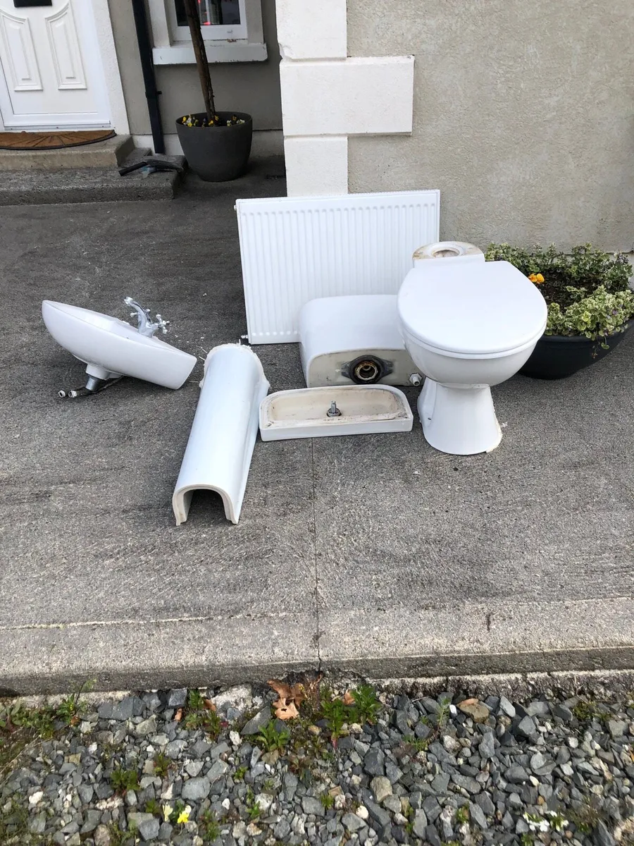 Bathroom suite - Image 1