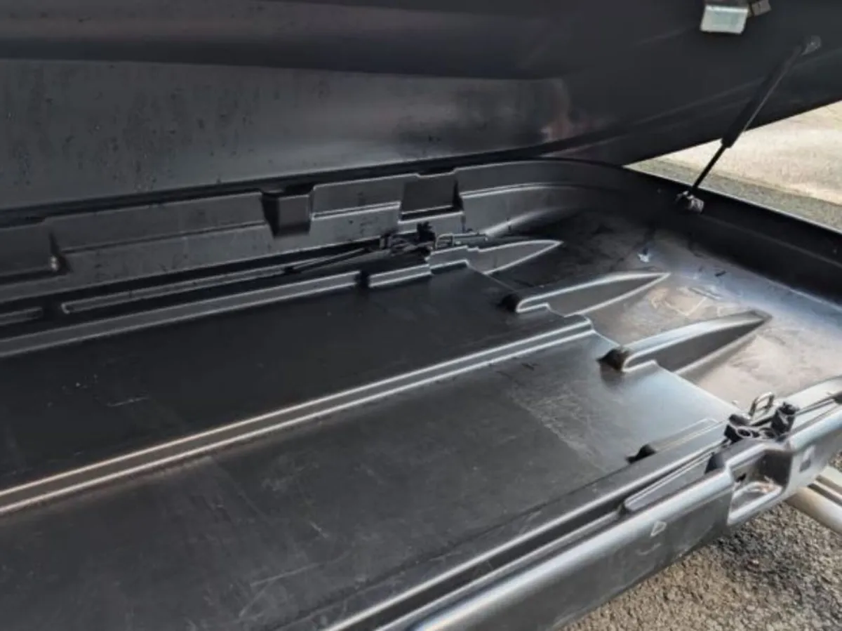 Roofbox 340L Kamei Delphin with cover for storage - Image 2