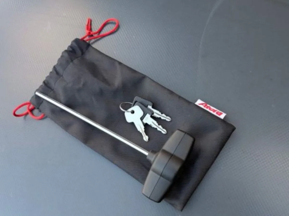 Roofbox 340L Kamei Delphin with cover for storage - Image 3