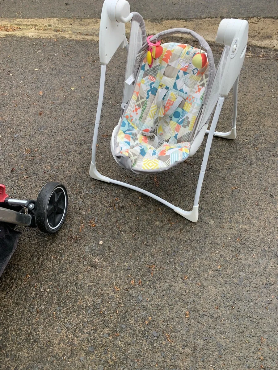 Baby swinging chair