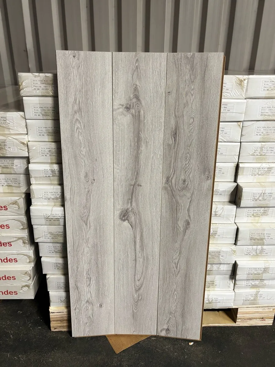 New Laminated Flooring 8mm Free Delivery - Image 1