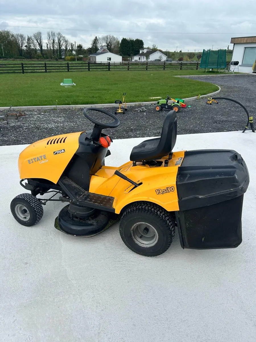 Ride on lawnmower - Image 1