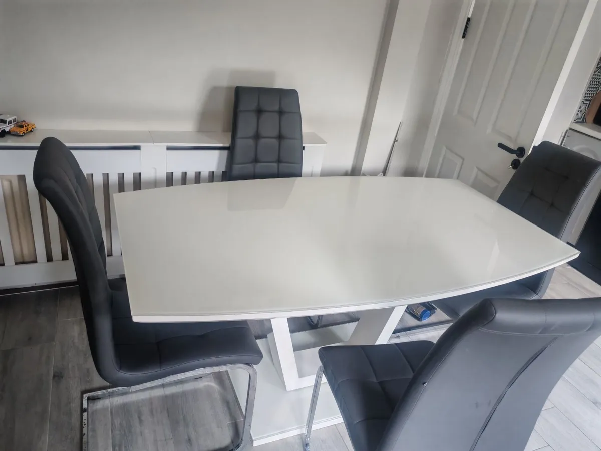 Kitchen Table and 4 chairs - Image 1