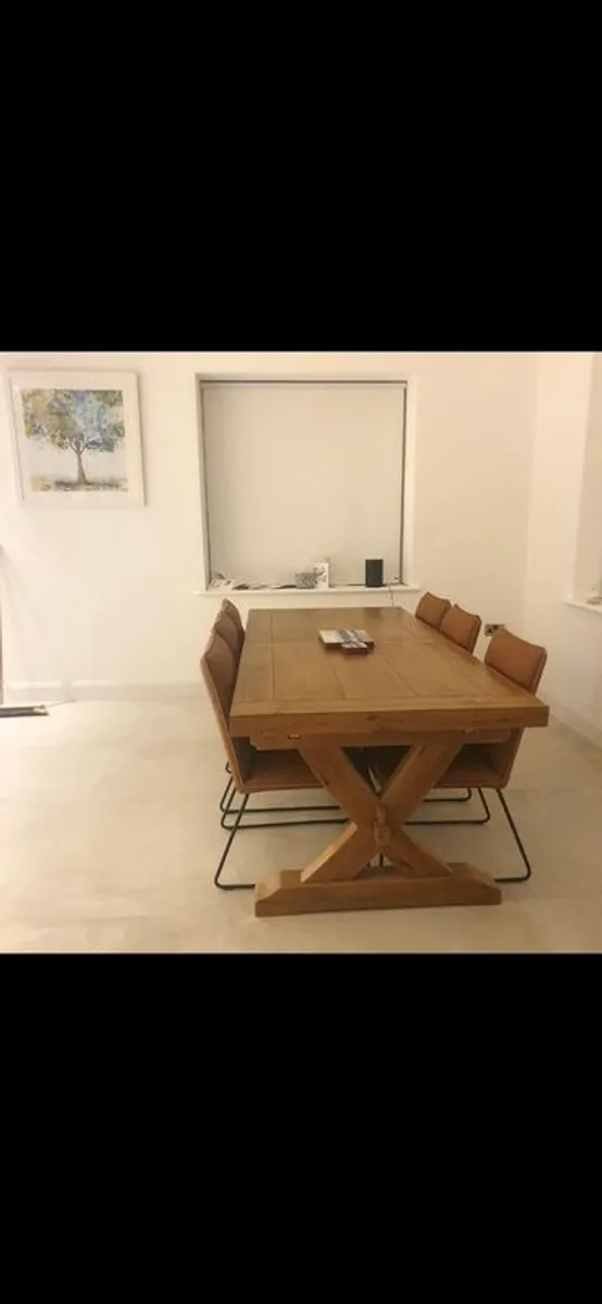 Extendable dining room table - Image 1