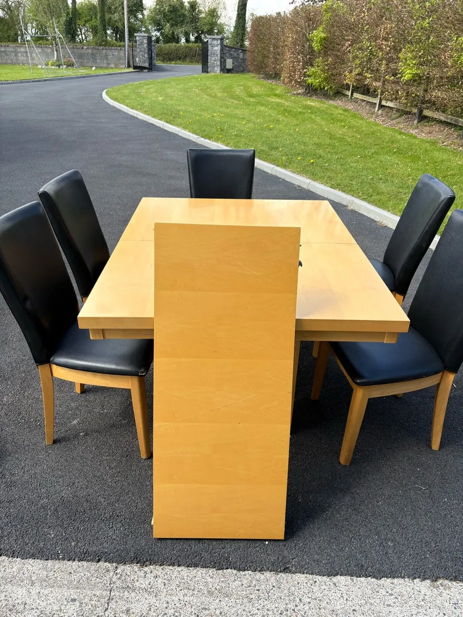 Kitchen table & 6 chairs