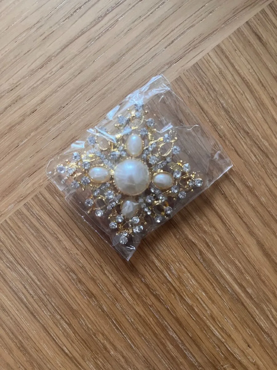 48 x Brooches, Silver Sparkly - Image 2