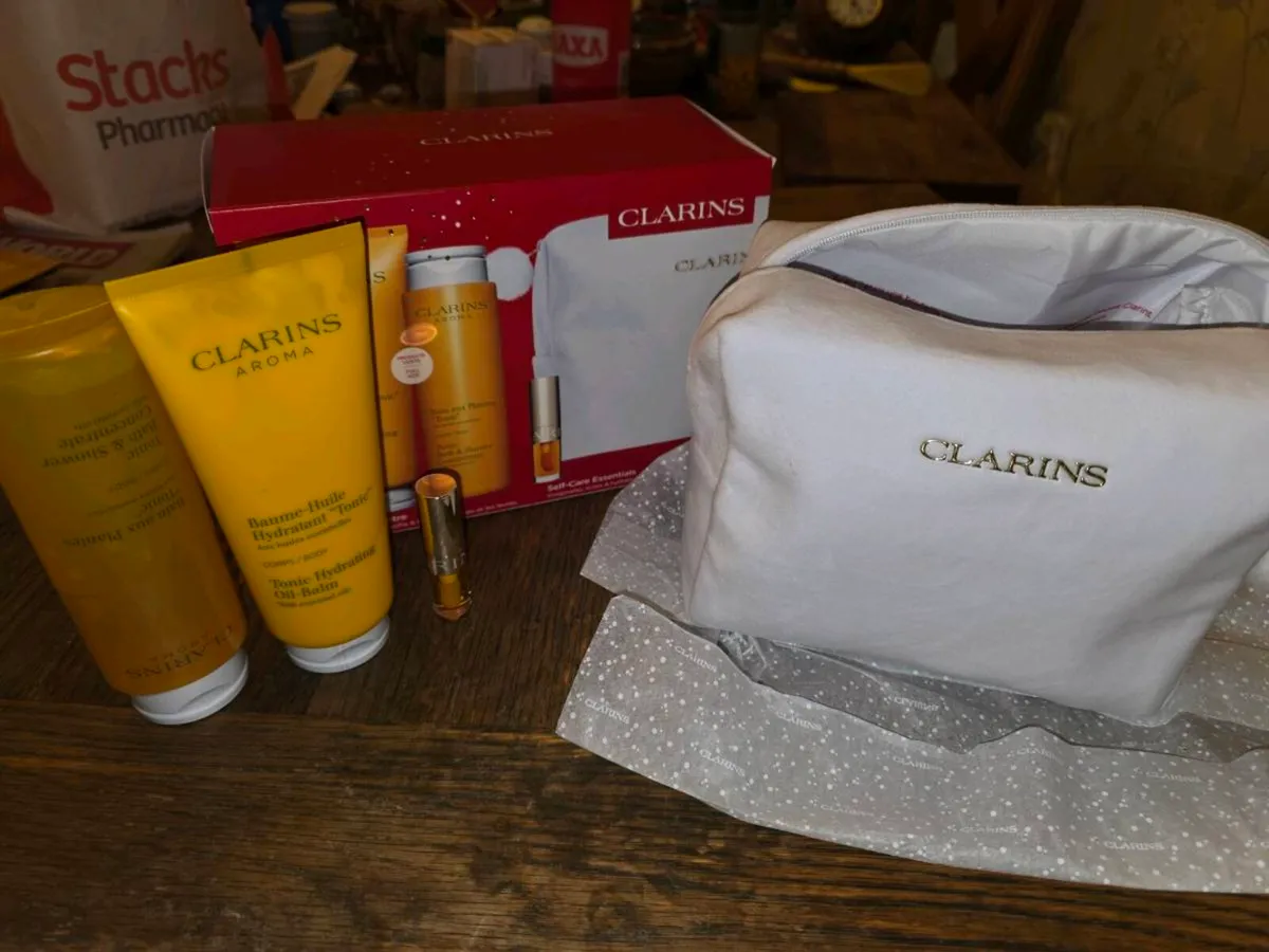CLARINS OIL SHOWER, Oil Lip Balm Bag Hamper Set ! - Image 1