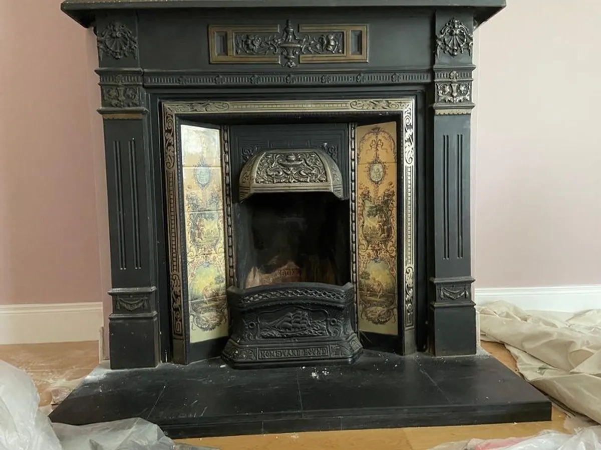 Late Victorian / early Edwardian style cast iron fireplace with tiled inserts and a decorative mantel surround - Image 3
