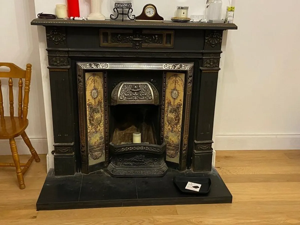 Late Victorian / early Edwardian style cast iron fireplace with tiled inserts and a decorative mantel surround - Image 4