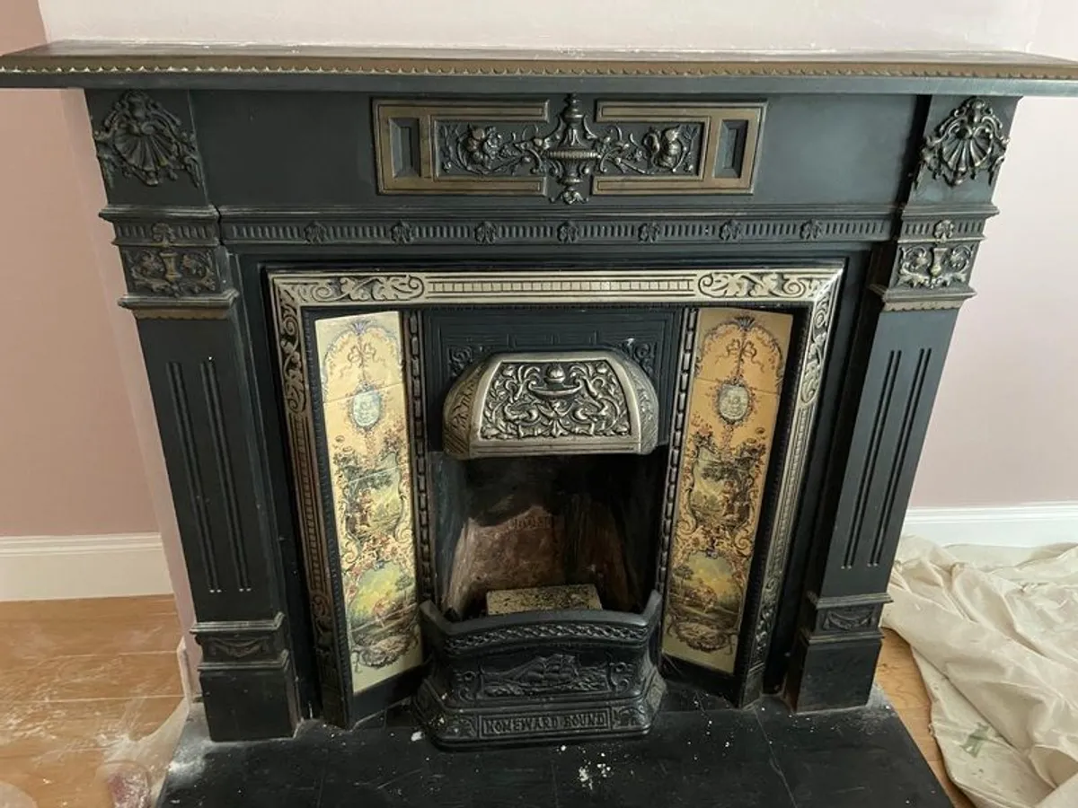 Late Victorian / early Edwardian style cast iron fireplace with tiled inserts and a decorative mantel surround - Image 1