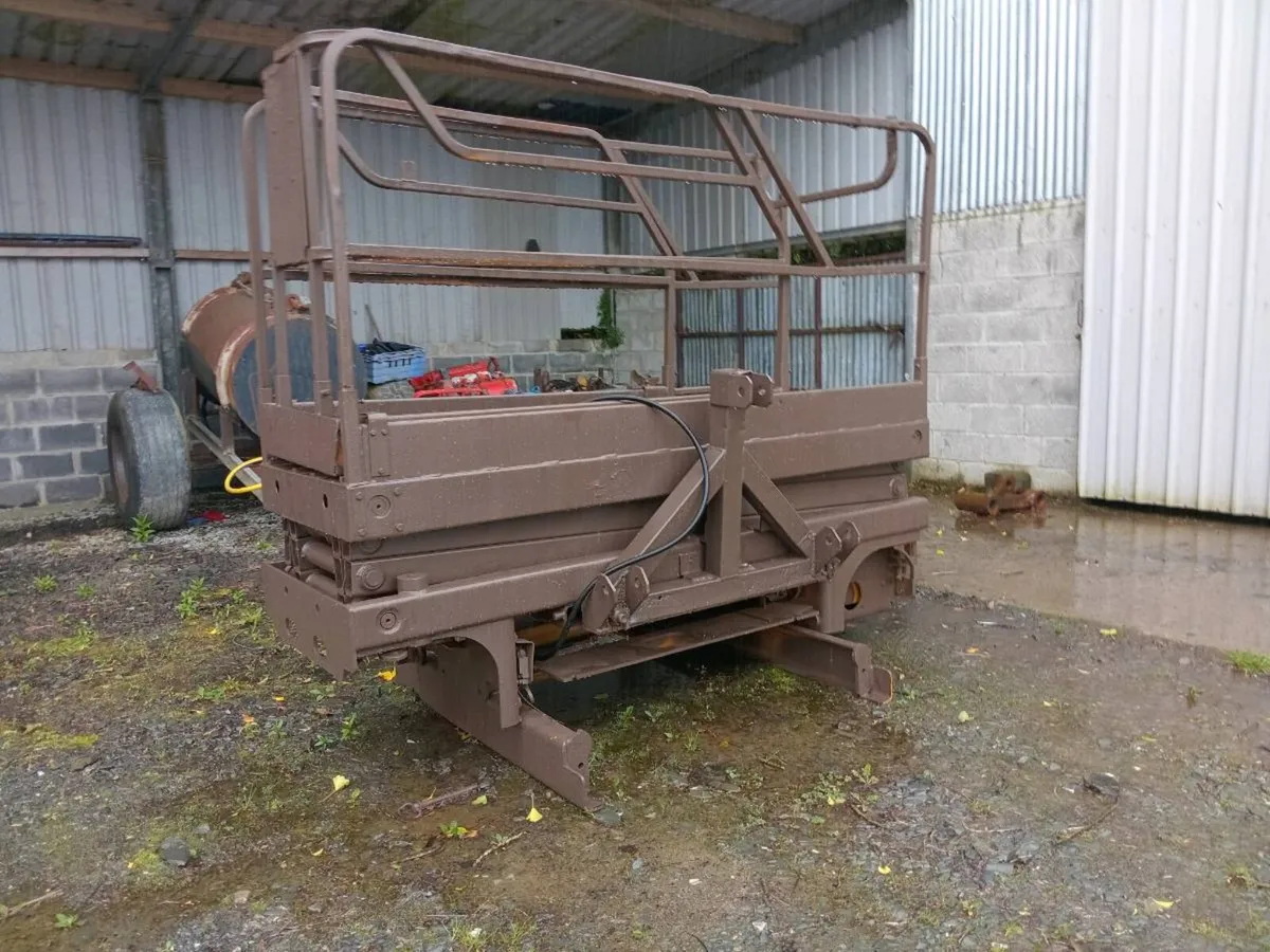 Sissor lift hoist on 3 point linkage for tractor - Image 3