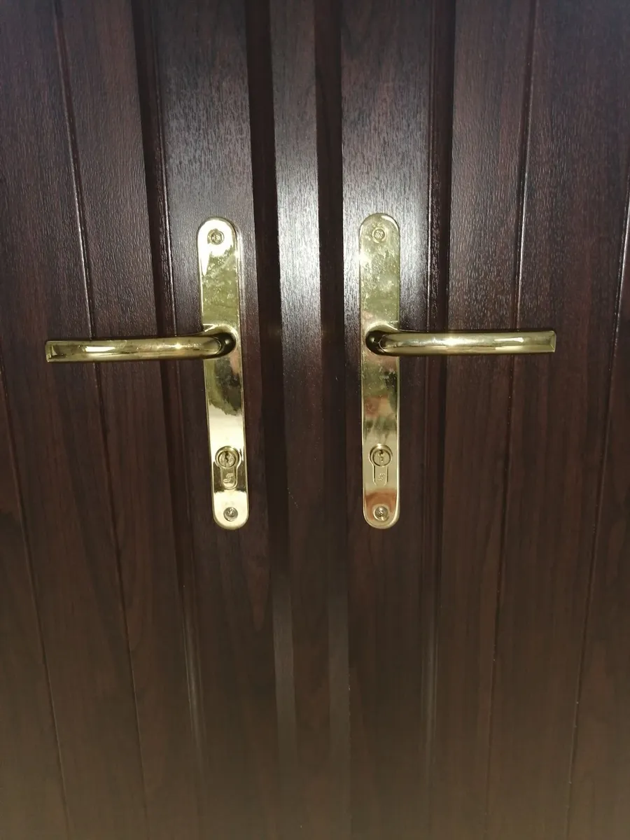 Double front doors with frosted side. - Image 4