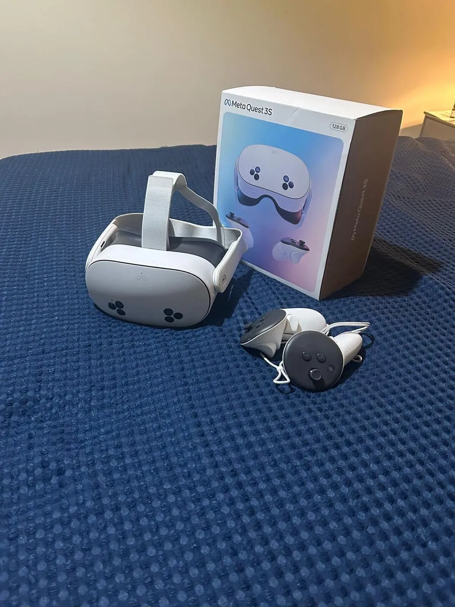 Meta Quest 3S VR head set - Image 1